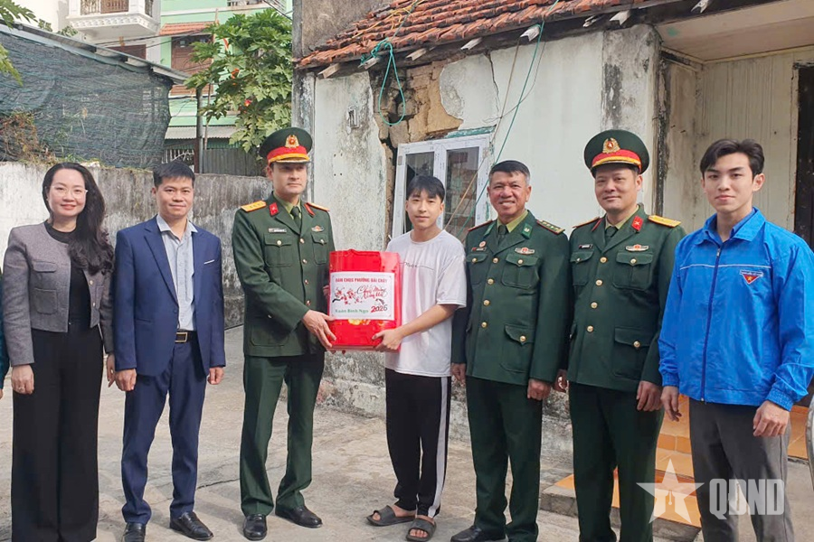 Ban CHQS phường Bãi Cháy phối hợp thăm, tặng quà thanh niên lên đường nhập ngũ